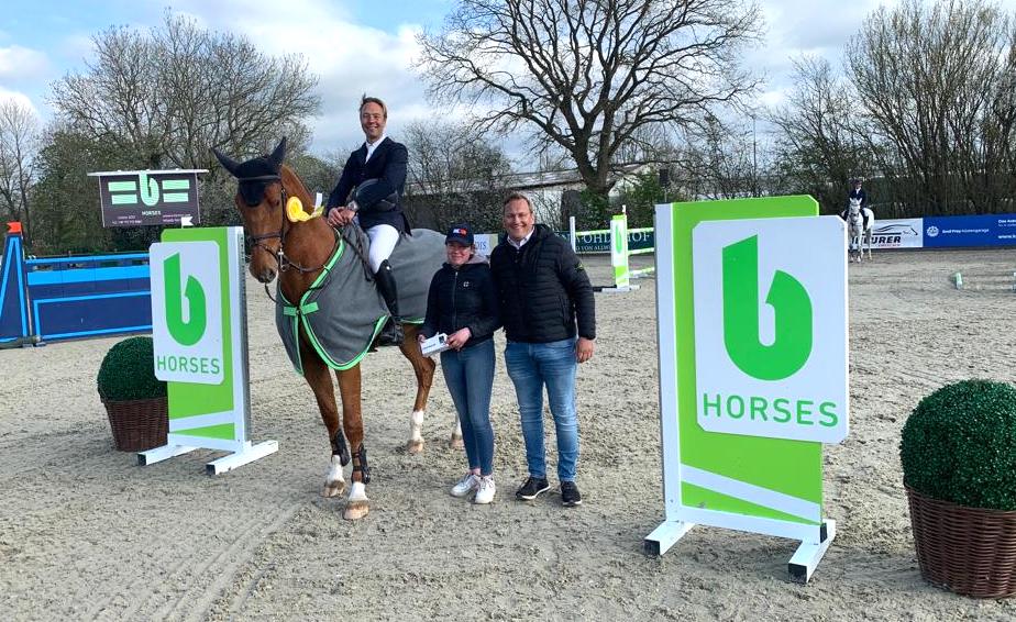 Fabian Kühl (b-horses) war einer der ersten Gratulanten für Lars Bak Andersen und Carl-Heinz B in Ehlersdorf. (Foto: Veranstalter)