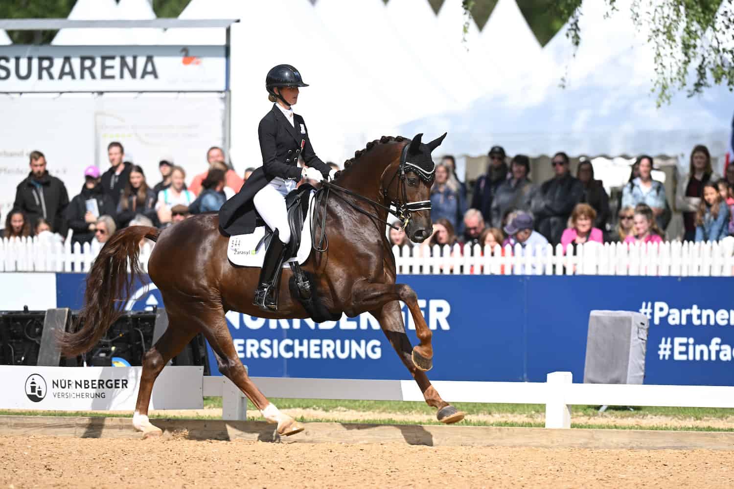 Del Curot und Andrina Suter gewinnen die 4. Finalqualifikation zum NÜRNBERGER BURG-POKAL 2022 bei Pferd International. (Foto: Hubert Fischer) 