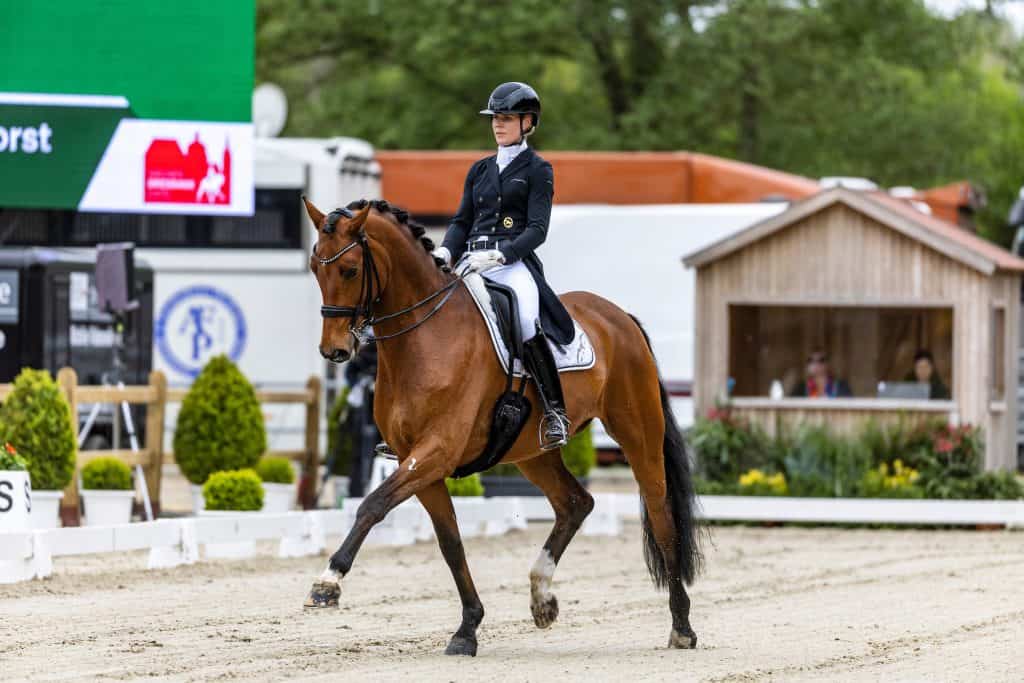 Siegerin im internationalen Grand Prix beim Pferdefestival Redefin - Juliane Brunkhorst mit Aperol. (Foto: Stefan Lafrentz)