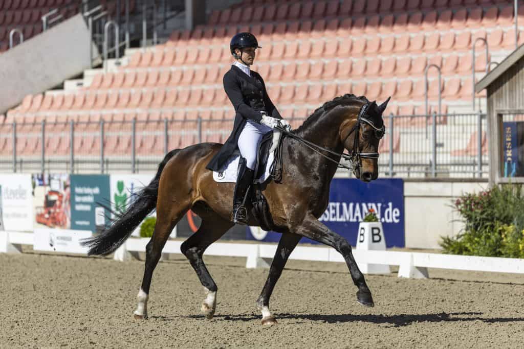 Elitist und Juliane Brunkhorst gewinnen die Finalqualifikation zum NÜRNBERGER BURG-POKAL 2022 beim Pferdefestival Redefin.