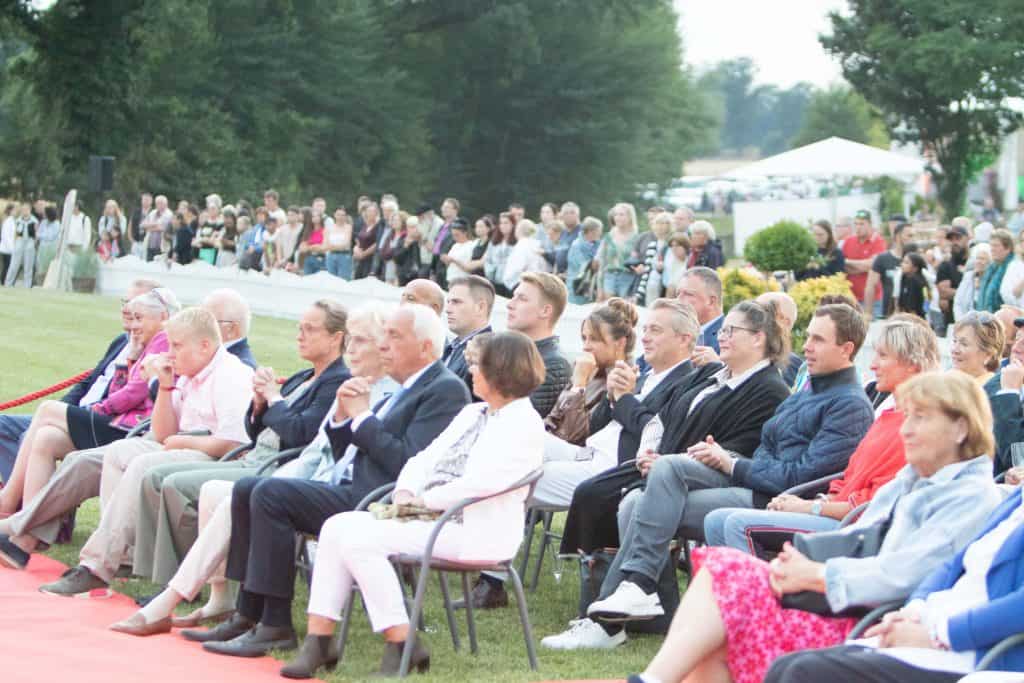 Etliche Gäste waren eigens zum Gala-Abend und zur Verleihung der Auszeichnung an Madeleine Winter-Schulze nach Delingsdorf gekommen. (Foto: Tara Gottmann)