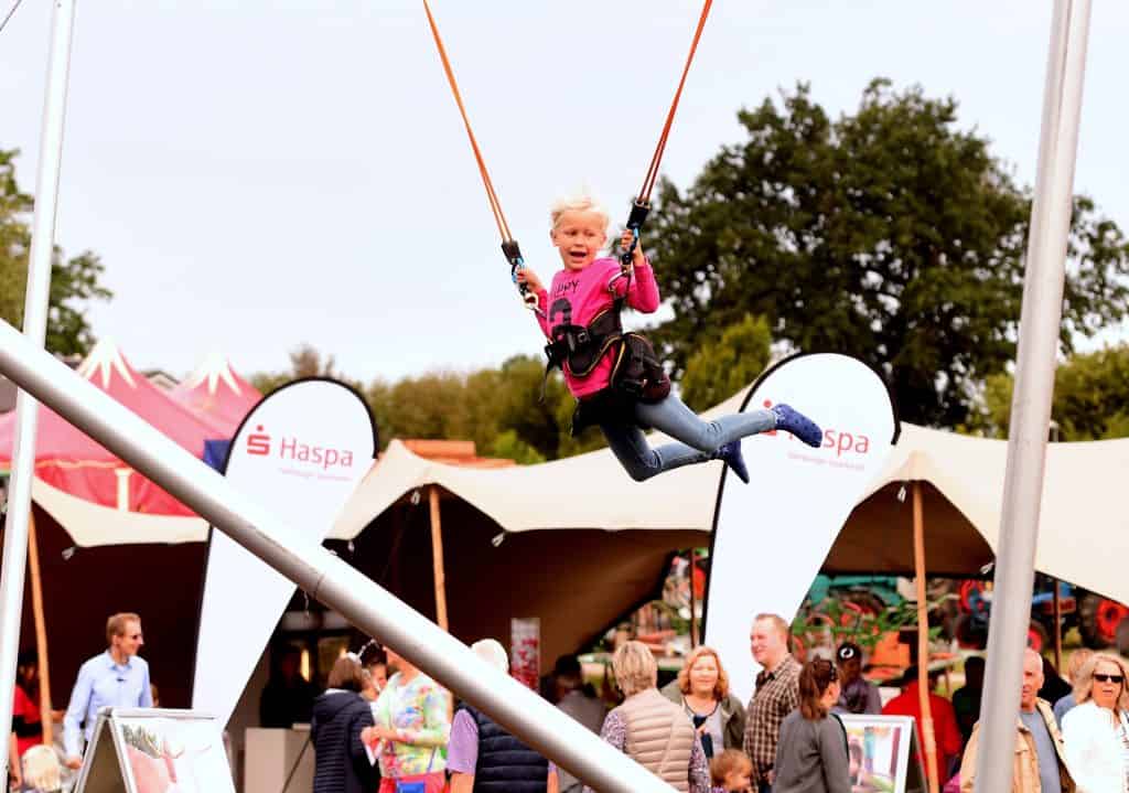 Das Hoffest auf dem Erdbeerhof Glantz lockt mit Bundgee-Trampolin, Mitmachzirkus und viele Aktionen große und kleine Gäste. (Foto: J. Bugtrup)