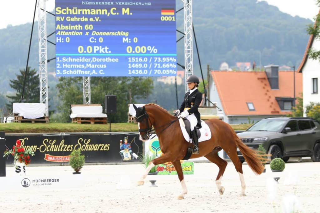 2021 überzeugte die Finalsiegerin 2012 Charlott-Maria Schürmann bei der Görlitzer BURG-POKAL Premiere und zog mit Absinth ins Jahresfinale ein. IN diesem Jahr ist das Duo bereits auf Grand-Prix-Niveau siegreich. (Foto: Brit Placzek)