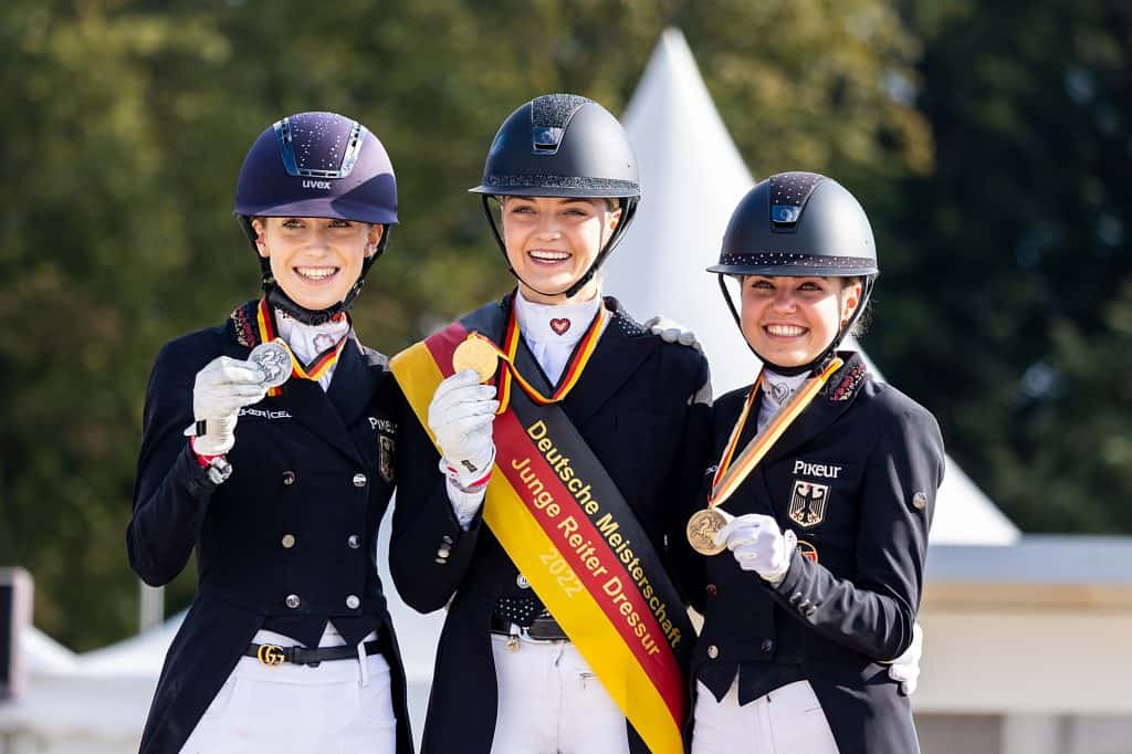 Drei glückliche Junge Reiterinnen: v.l. Lucie-A Baumgürtel (Silber), Luca S. Collin (Gold) und Anna Middelberg (Bronze). (Foto: J. Fellner)