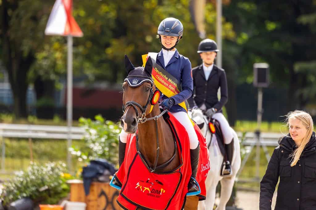 Carlotta Merschformann holte bei den Children die Goldmedaille, nachdem sie bereits Bronze in der Ponykonkurrenz gewann. (Foto: J. Fellner)